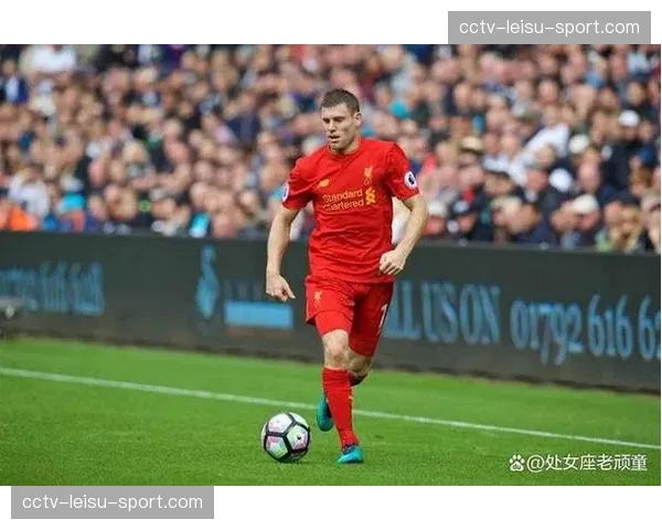 特写：老将米尔纳在训练结束后加练定位球射门