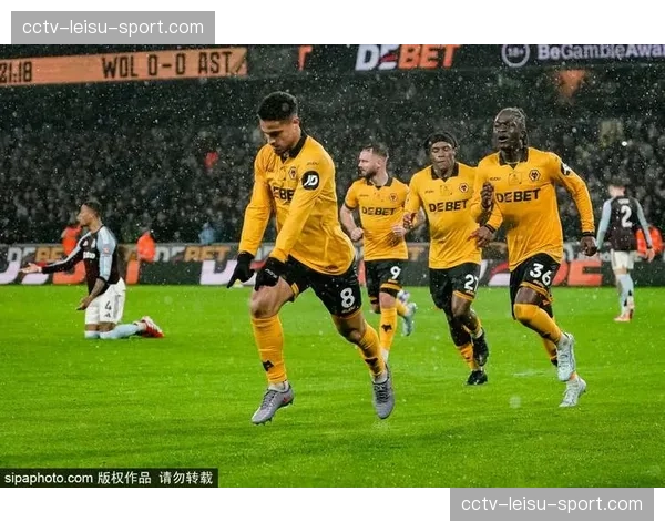 现场:布伦特福德主场球迷在客队门将持球时齐声高呼施压 现场:布伦特福德主场球迷在客队门将持球时齐声高呼施压