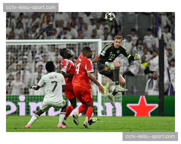 诺伊尔失误后的救赎：德国门神关键扑救保住拜仁希望